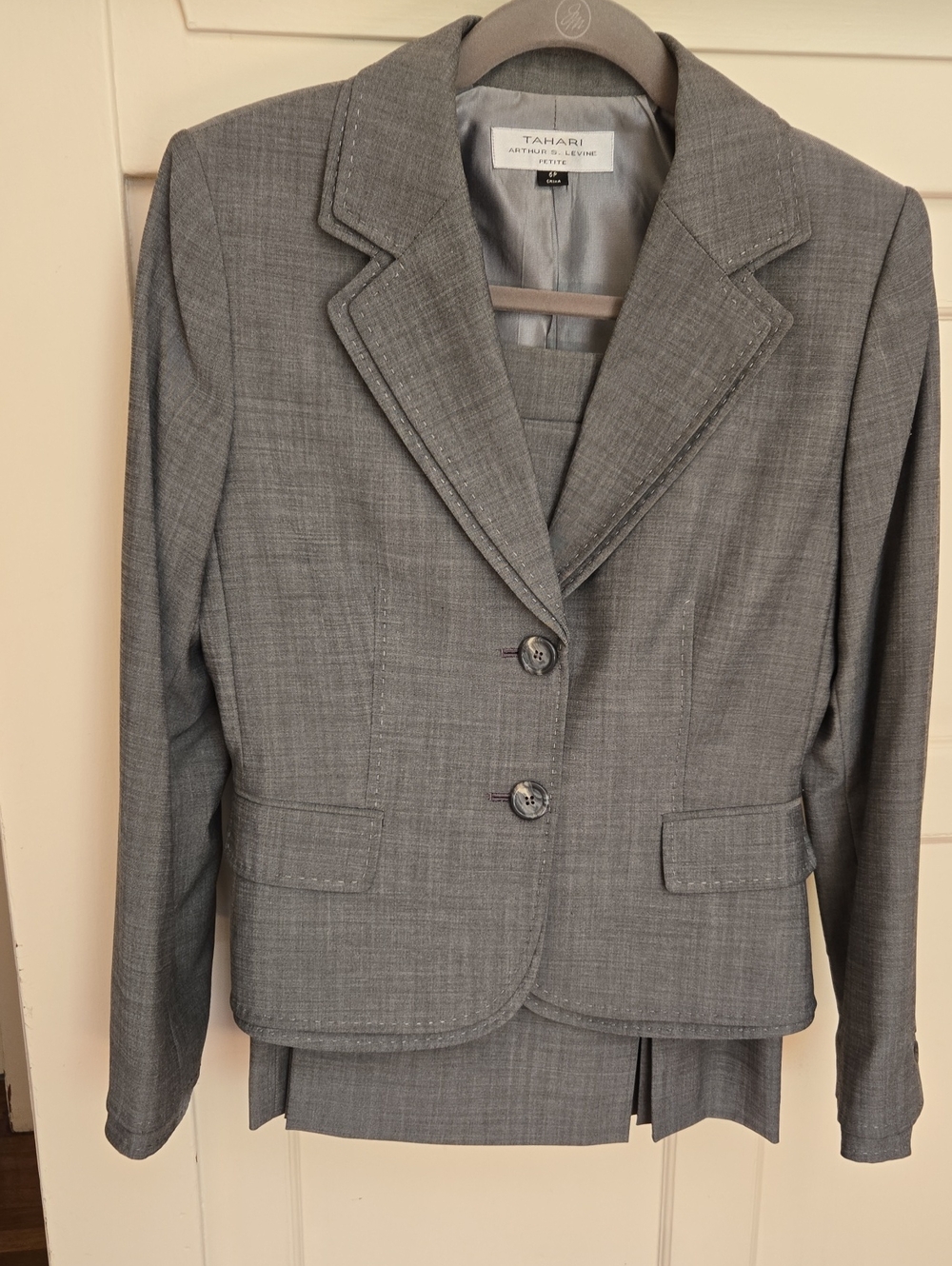 Tahari Women's Light Gray Notch Lapel Two-Button Blazer